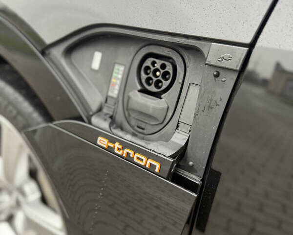 Чорний Ауді E-Tron, об'ємом двигуна 0 л та пробігом 142 тис. км за 23500 $, фото 20 на Automoto.ua