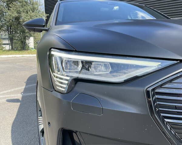 Чорний Ауді E-Tron, об'ємом двигуна 0 л та пробігом 81 тис. км за 39000 $, фото 27 на Automoto.ua