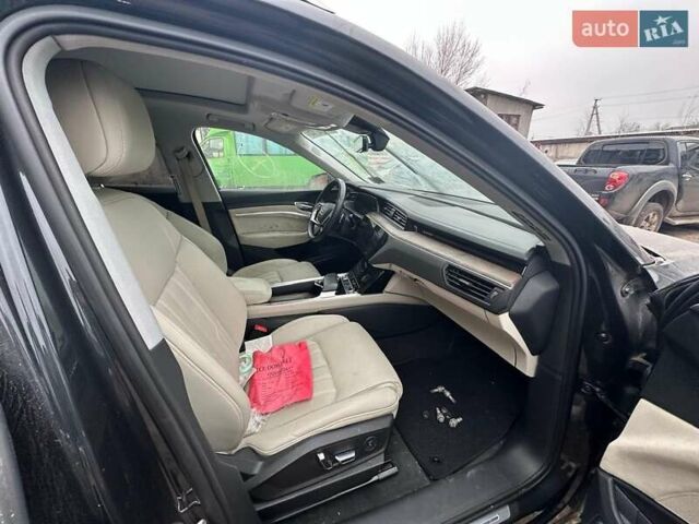 Чорний Ауді E-Tron, об'ємом двигуна 0 л та пробігом 97 тис. км за 19000 $, фото 7 на Automoto.ua