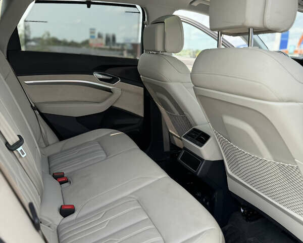 Черный Ауди E-Tron, объемом двигателя 0 л и пробегом 72 тыс. км за 33000 $, фото 18 на Automoto.ua