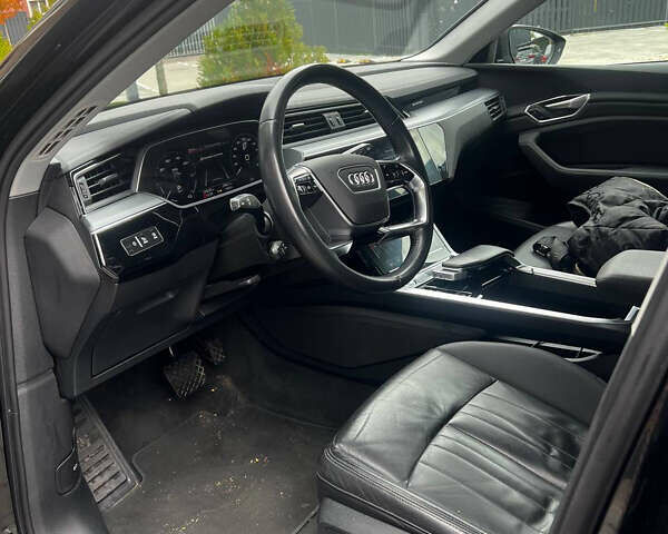 Чорний Ауді E-Tron, об'ємом двигуна 0 л та пробігом 138 тис. км за 25900 $, фото 8 на Automoto.ua