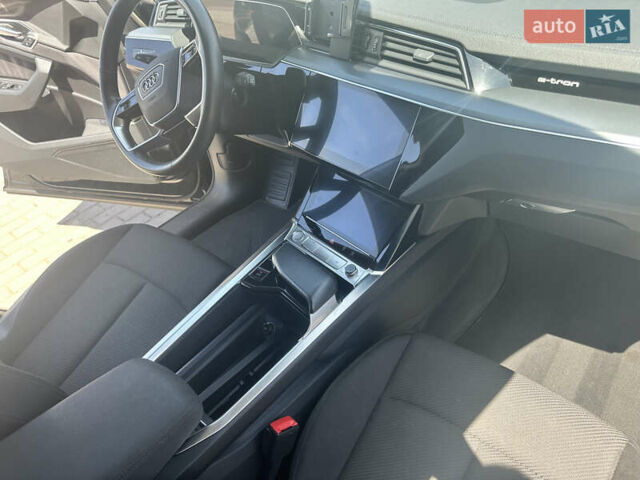 Чорний Ауді E-Tron, об'ємом двигуна 0 л та пробігом 130 тис. км за 23990 $, фото 8 на Automoto.ua