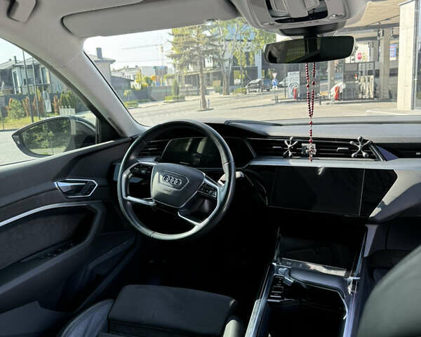 Чорний Ауді E-Tron, об'ємом двигуна 0 л та пробігом 120 тис. км за 27800 $, фото 13 на Automoto.ua