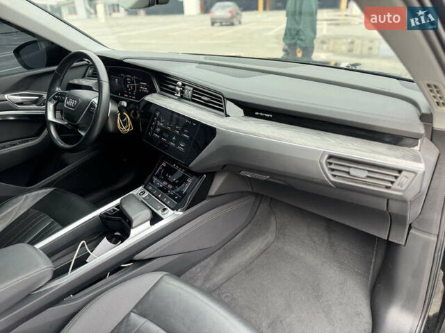 Чорний Ауді E-Tron, об'ємом двигуна 0 л та пробігом 155 тис. км за 30999 $, фото 49 на Automoto.ua