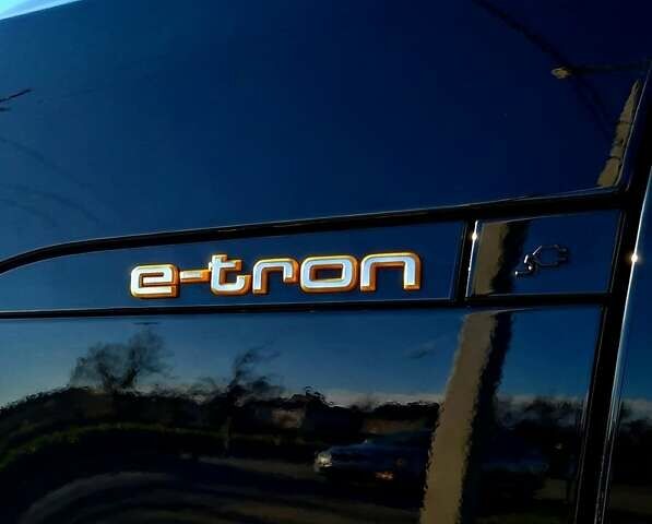 Чорний Ауді E-Tron, об'ємом двигуна 0 л та пробігом 33 тис. км за 28500 $, фото 5 на Automoto.ua
