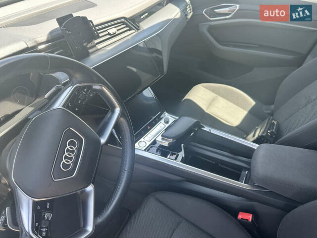 Чорний Ауді E-Tron, об'ємом двигуна 0 л та пробігом 130 тис. км за 23990 $, фото 17 на Automoto.ua