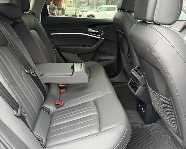 Черный Ауди E-Tron, объемом двигателя 0 л и пробегом 32 тыс. км за 35500 $, фото 20 на Automoto.ua