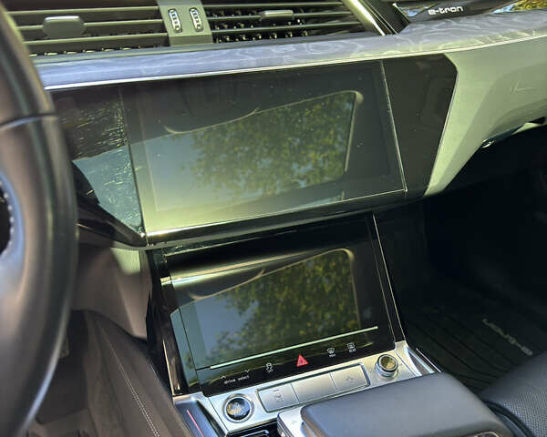 Чорний Ауді E-Tron, об'ємом двигуна 0 л та пробігом 60 тис. км за 39000 $, фото 12 на Automoto.ua