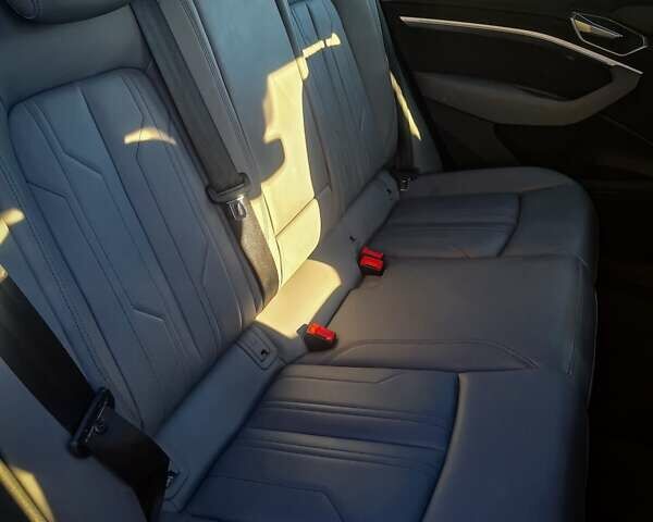 Чорний Ауді E-Tron, об'ємом двигуна 0 л та пробігом 33 тис. км за 28500 $, фото 12 на Automoto.ua