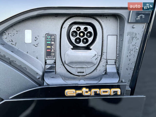 Чорний Ауді E-Tron, об'ємом двигуна 0 л та пробігом 81 тис. км за 26500 $, фото 60 на Automoto.ua
