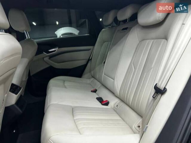 Чорний Ауді E-Tron, об'ємом двигуна 0 л та пробігом 148 тис. км за 26000 $, фото 11 на Automoto.ua