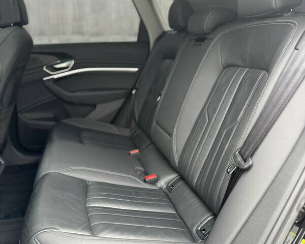 Чорний Ауді E-Tron, об'ємом двигуна 0 л та пробігом 155 тис. км за 30999 $, фото 39 на Automoto.ua