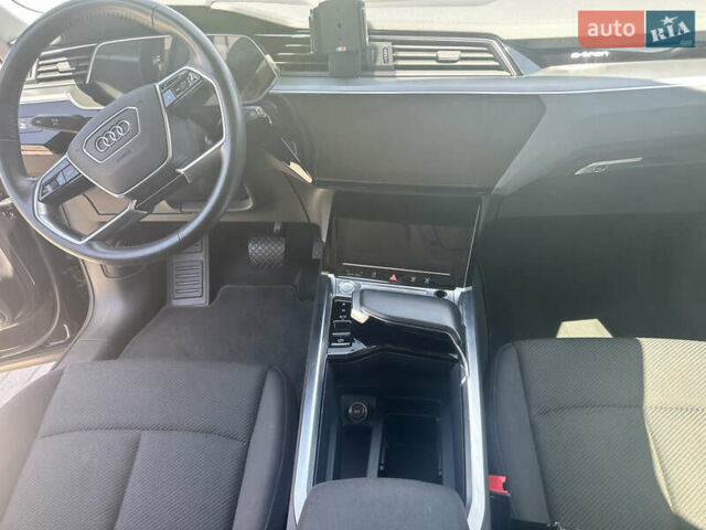 Чорний Ауді E-Tron, об'ємом двигуна 0 л та пробігом 130 тис. км за 23990 $, фото 10 на Automoto.ua
