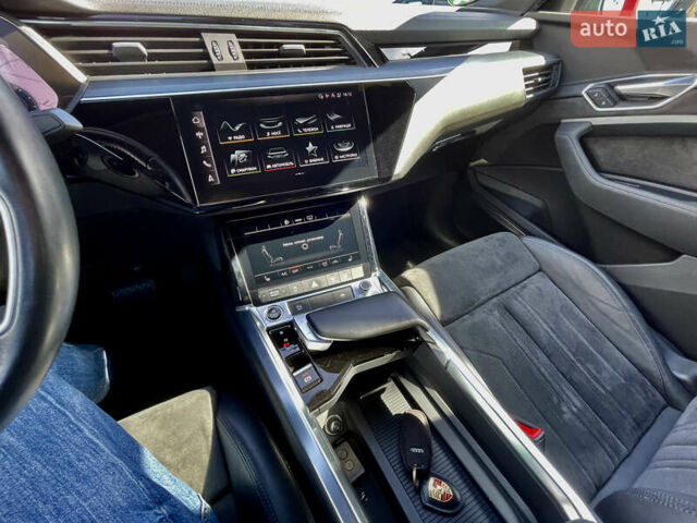 Чорний Ауді E-Tron, об'ємом двигуна 0 л та пробігом 85 тис. км за 32800 $, фото 29 на Automoto.ua