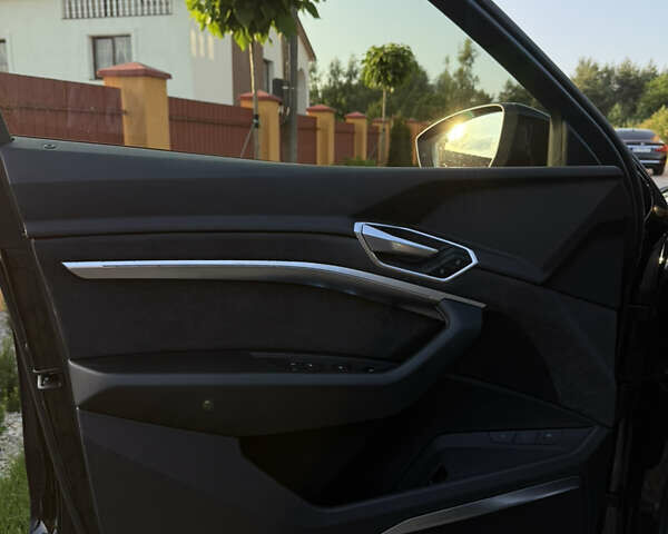 Чорний Ауді E-Tron, об'ємом двигуна 0 л та пробігом 117 тис. км за 33000 $, фото 12 на Automoto.ua