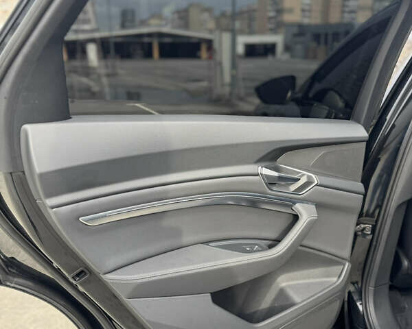 Чорний Ауді E-Tron, об'ємом двигуна 0 л та пробігом 155 тис. км за 30999 $, фото 37 на Automoto.ua