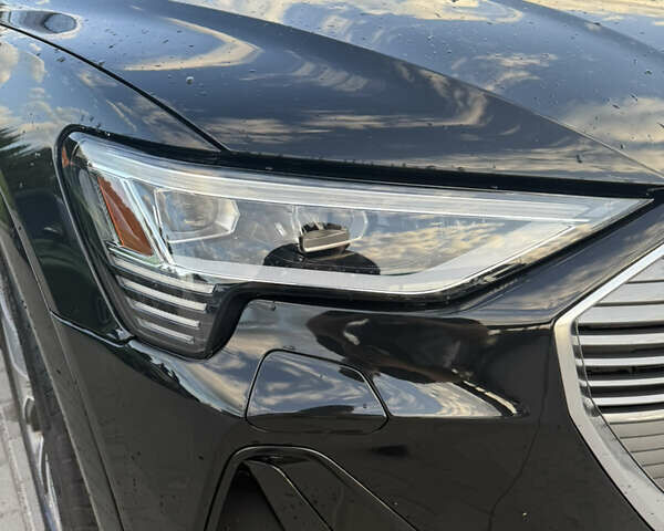 Чорний Ауді E-Tron, об'ємом двигуна 0 л та пробігом 99 тис. км за 33500 $, фото 5 на Automoto.ua