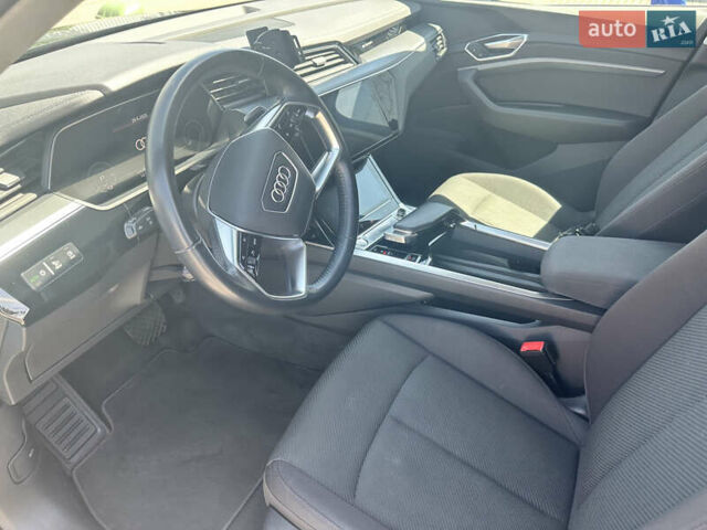 Чорний Ауді E-Tron, об'ємом двигуна 0 л та пробігом 130 тис. км за 23990 $, фото 19 на Automoto.ua