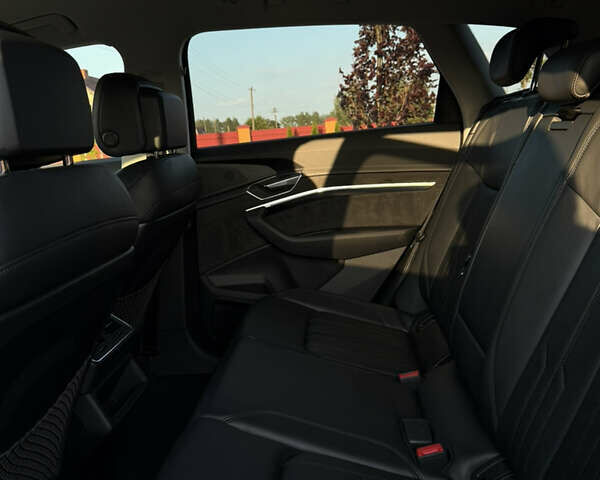Чорний Ауді E-Tron, об'ємом двигуна 0 л та пробігом 117 тис. км за 33000 $, фото 11 на Automoto.ua