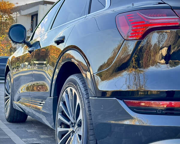Чорний Ауді E-Tron, об'ємом двигуна 0 л та пробігом 72 тис. км за 29900 $, фото 8 на Automoto.ua