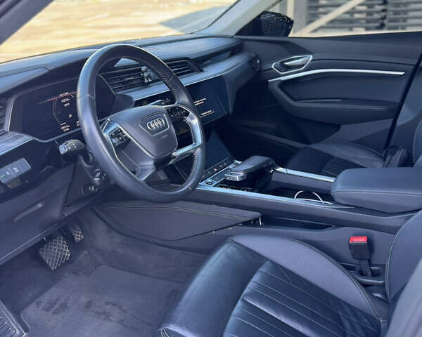Чорний Ауді E-Tron, об'ємом двигуна 0 л та пробігом 155 тис. км за 29499 $, фото 24 на Automoto.ua