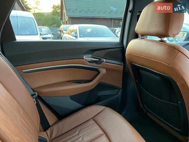Чорний Ауді E-Tron, об'ємом двигуна 0 л та пробігом 160 тис. км за 26799 $, фото 35 на Automoto.ua