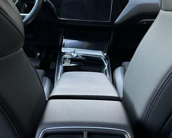 Чорний Ауді E-Tron, об'ємом двигуна 0 л та пробігом 253 тис. км за 24200 $, фото 48 на Automoto.ua