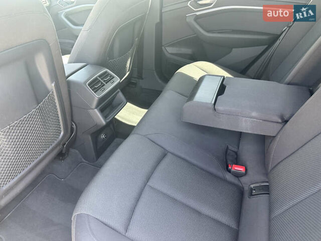 Чорний Ауді E-Tron, об'ємом двигуна 0 л та пробігом 130 тис. км за 23990 $, фото 13 на Automoto.ua