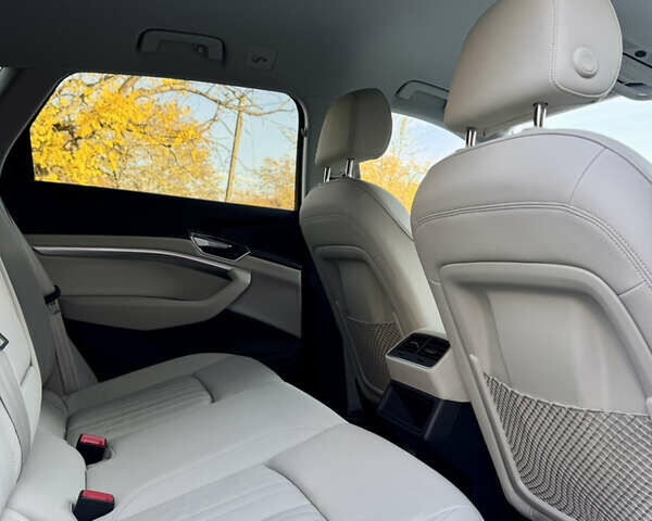 Чорний Ауді E-Tron, об'ємом двигуна 0 л та пробігом 72 тис. км за 29900 $, фото 12 на Automoto.ua