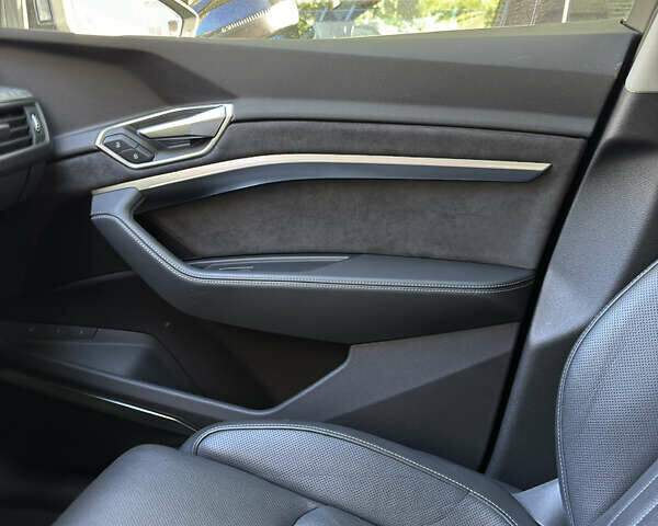 Чорний Ауді E-Tron, об'ємом двигуна 0 л та пробігом 60 тис. км за 39000 $, фото 7 на Automoto.ua