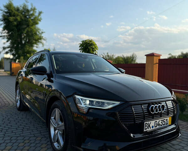 Чорний Ауді E-Tron, об'ємом двигуна 0 л та пробігом 117 тис. км за 33000 $, фото 4 на Automoto.ua
