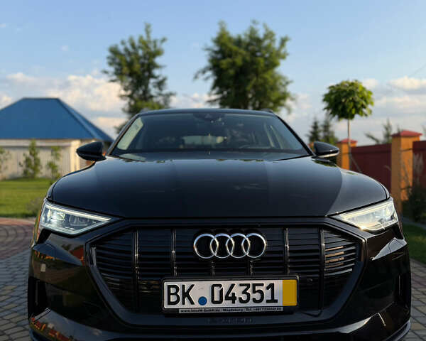 Чорний Ауді E-Tron, об'ємом двигуна 0 л та пробігом 117 тис. км за 33000 $, фото 5 на Automoto.ua