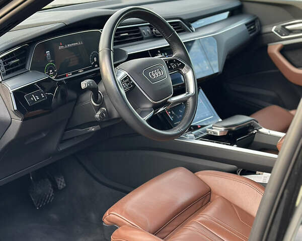 Чорний Ауді E-Tron, об'ємом двигуна 0 л та пробігом 75 тис. км за 31499 $, фото 14 на Automoto.ua