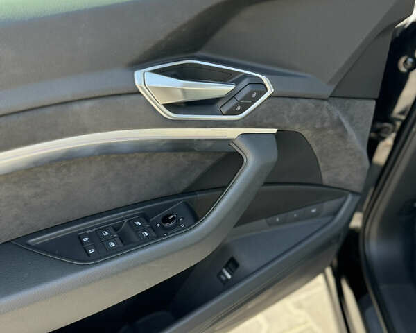 Чорний Ауді E-Tron, об'ємом двигуна 0 л та пробігом 120 тис. км за 27800 $, фото 12 на Automoto.ua