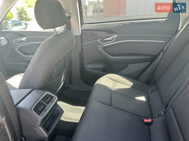 Чорний Ауді E-Tron, об'ємом двигуна 0 л та пробігом 130 тис. км за 23990 $, фото 12 на Automoto.ua