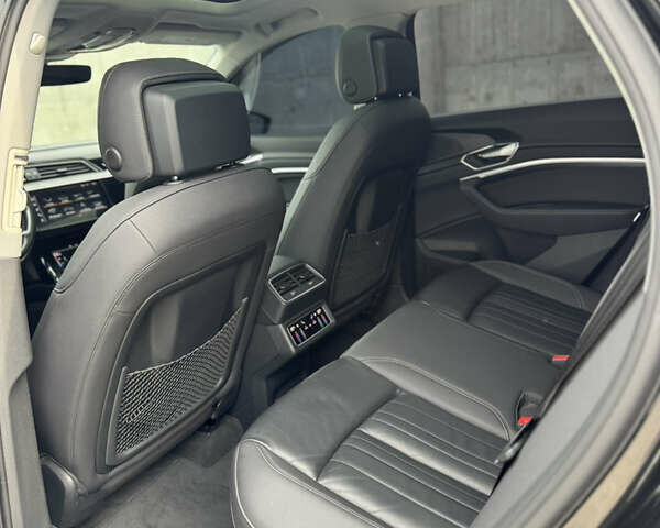 Чорний Ауді E-Tron, об'ємом двигуна 0 л та пробігом 155 тис. км за 30999 $, фото 38 на Automoto.ua