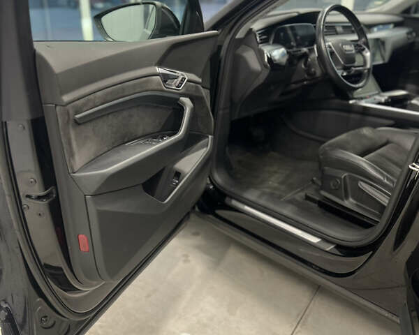 Чорний Ауді E-Tron, об'ємом двигуна 0 л та пробігом 76 тис. км за 31500 $, фото 7 на Automoto.ua