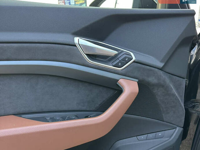 Чорний Ауді E-Tron, об'ємом двигуна 0 л та пробігом 75 тис. км за 31499 $, фото 13 на Automoto.ua