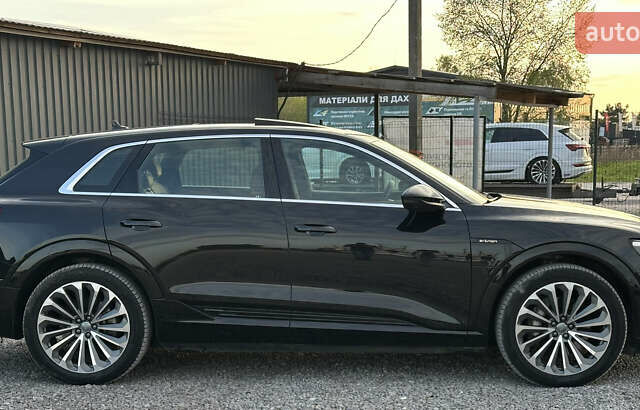 Чорний Ауді E-Tron, об'ємом двигуна 0 л та пробігом 75 тис. км за 31499 $, фото 4 на Automoto.ua
