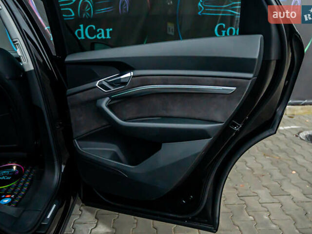 Чорний Ауді E-Tron, об'ємом двигуна 0 л та пробігом 75 тис. км за 29900 $, фото 59 на Automoto.ua