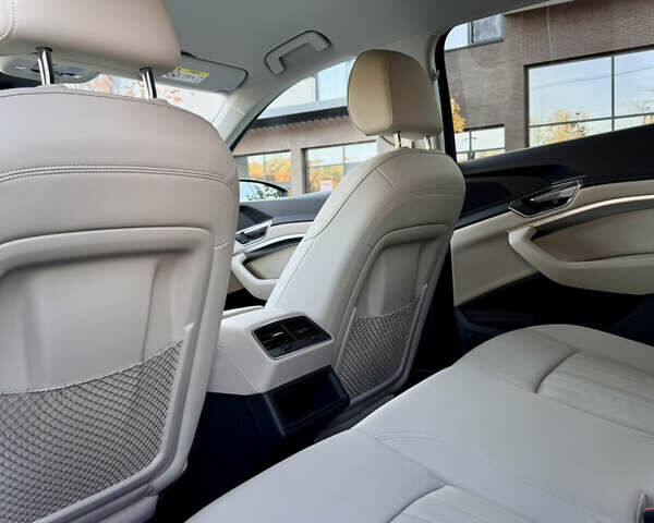 Чорний Ауді E-Tron, об'ємом двигуна 0 л та пробігом 72 тис. км за 29900 $, фото 13 на Automoto.ua