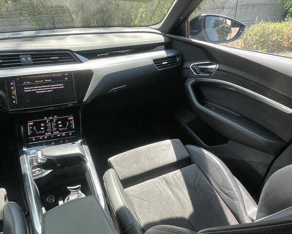 Черный Ауди E-Tron, объемом двигателя 0 л и пробегом 128 тыс. км за 31500 $, фото 19 на Automoto.ua