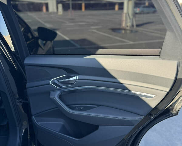 Чорний Ауді E-Tron, об'ємом двигуна 0 л та пробігом 155 тис. км за 29499 $, фото 30 на Automoto.ua