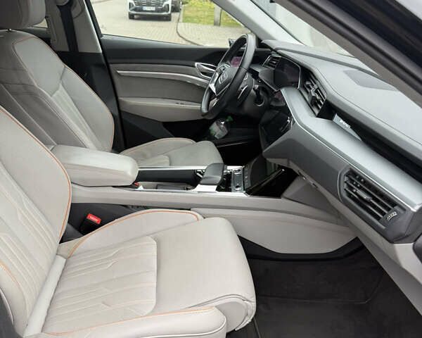 Чорний Ауді E-Tron, об'ємом двигуна 0 л та пробігом 87 тис. км за 39500 $, фото 6 на Automoto.ua