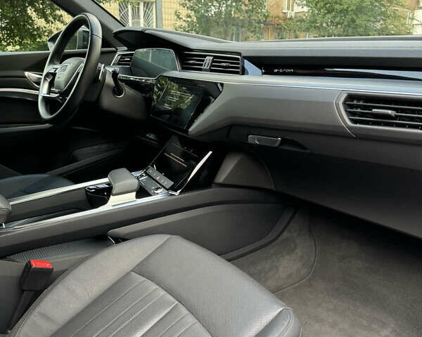 Черный Ауди E-Tron, объемом двигателя 0 л и пробегом 23 тыс. км за 35900 $, фото 9 на Automoto.ua