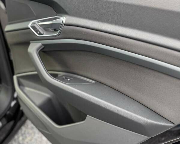Чорний Ауді E-Tron, об'ємом двигуна 0 л та пробігом 34 тис. км за 28999 $, фото 28 на Automoto.ua