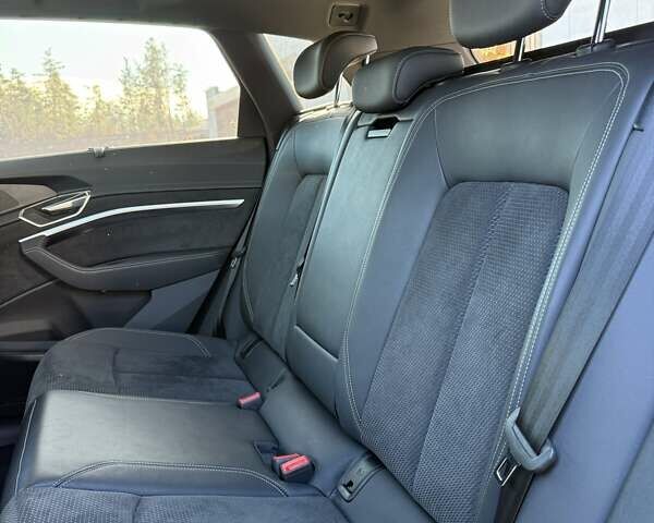 Черный Ауди E-Tron, объемом двигателя 0 л и пробегом 64 тыс. км за 35000 $, фото 12 на Automoto.ua