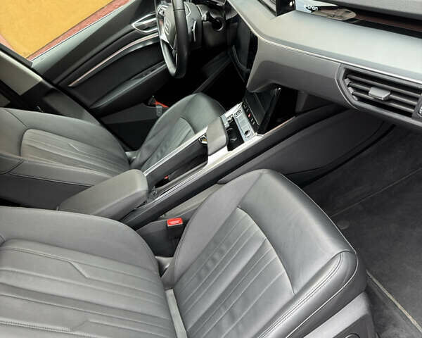 Чорний Ауді E-Tron, об'ємом двигуна 0 л та пробігом 190 тис. км за 24199 $, фото 40 на Automoto.ua