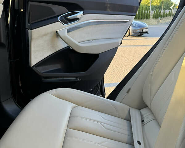 Черный Ауди E-Tron, объемом двигателя 0 л и пробегом 35 тыс. км за 41338 $, фото 35 на Automoto.ua