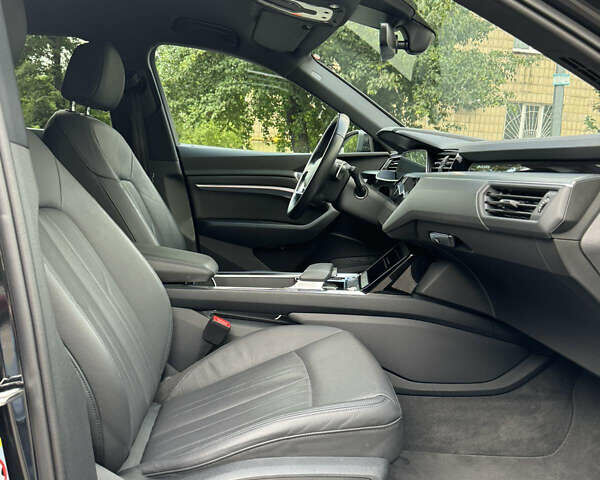 Черный Ауди E-Tron, объемом двигателя 0 л и пробегом 23 тыс. км за 35900 $, фото 15 на Automoto.ua